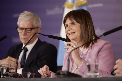 La Ministra de Seguridad, Patricia Bullrich, presenta el proyecto Juicio en Ausencia, que permitiría juzgar a los iraníes involucrados en el atentado a la AMIA. Participa el ministro de Justicia, Mariano Cúneo Libarona.