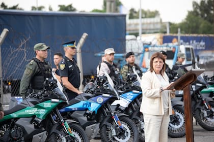 La ministra de seguridad, Patricia Bullrich, encabezó este viernes el acto de entrega de 81 motos KTM 890cc para reforzar el despliegue de las fuerzas federales