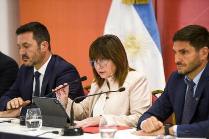 La ministra de Seguridad, Patricia Bullrich, da una conferencia de prensa en Rosario, Argentina, el lunes 11 de marzo de 2024. Bullrich dijo que el gobierno enviará fuerzas de seguridad federales a la ciudad de Rosario luego de una ola de asesinatos en espacios públicos. (AP Foto/Celina Mutti Lovera)