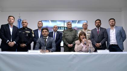 La ministra de Seguridad, Patricia Bullrich, en una conferencia de prensa junto con el gobernador de Santa Fe, Maximiliano Pullaro