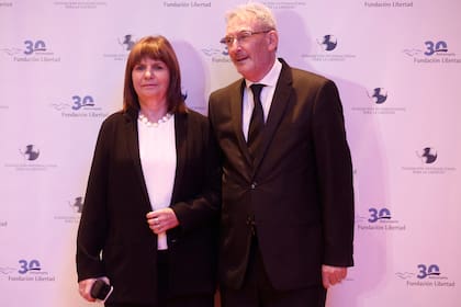 La ministra de Seguridad Patricia Bullrich, junto a su marido