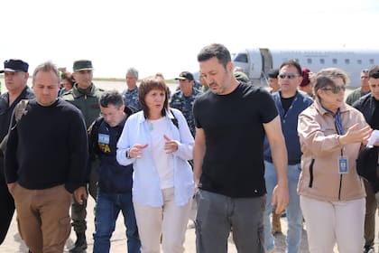 La ministra de Seguridad Patricia Bullrich junto al titular de la cartera de Defensa, Luis Petri, en Bahía Blanca, el fin de semana