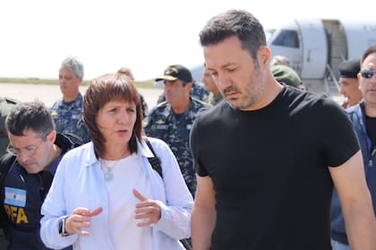 La ministra de Seguridad Patricia Bullrich junto al titular de la cartera de Defensa, Luis Petri