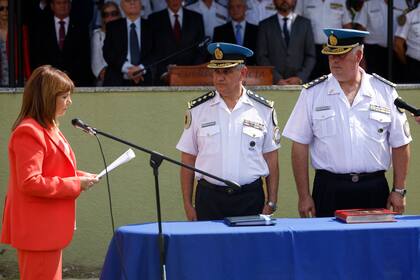 La ministra de Seguridad, Patricia Bullrich, toma juramento al jefe de la Policía Federal Argentina, comisario general Luis Alejandro Rolle, y al subjefe Mariano José Iufra
