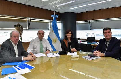 La ministra de Trabajo, Kelly Olmos, con los tres directores que mantuvo de la gestión de Claudio Moroni