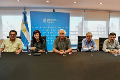 La ministra de Trabajo, Kelly Olmos, en un encuentro con la cúpula de la CTA Autónoma