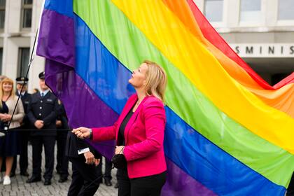 La ministra del Interior de Alemania Nancy Faeser alza la bandera de colores que representa a la comunidad LGBT en Berlín