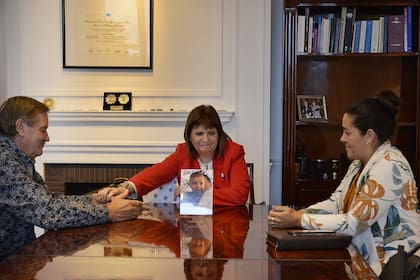 La ministra Patricia Bullrich con el abuelo y la tía de Lucio Dupuy