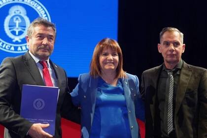 La ministra Patricia Bullrich, junto al ministro de Seguridad de Entre Ríos, Néstor Roncaglia (a la izquierda), y al jefe de la policía de esa provincia, Claudio González, en la reunión del Consejo de Seguridad Interior