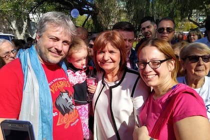 La ministra Patricia Bullrich, la primera en tomarse fotos con la gente, en Belgrano