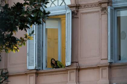 La ministra Sabina Frederic se asoma desde una ventana de la Casa Rosada