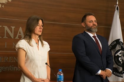 La ministra Sabina Frederic y el jefe de la PSA, José Glinsky, aprobaron un cambio en el protocolo de uso de armas de fuego de esa fuerza federal