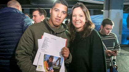 La ministra Stanley fue hoy a la Feria y pos con un joven que aprovech la posibilidad que les brindan de armar un CV y llevrselo impreso.