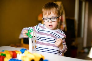 Las razones por las que tu hijo ve borroso, tiene los ojos irritados y hasta sensibilidad a la luz