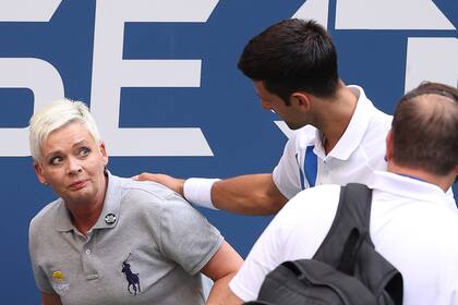 La mirada de pánico de la jueza de línea tras recibir el golpe de Djokovic