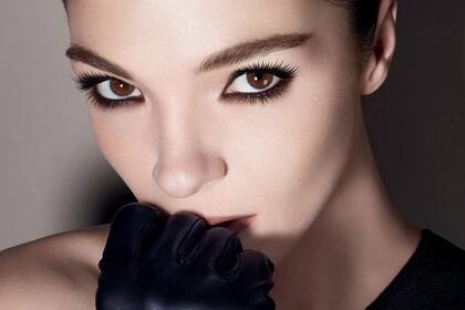 La mirada es los más destacado y el delineado, así como las pestañas intensas