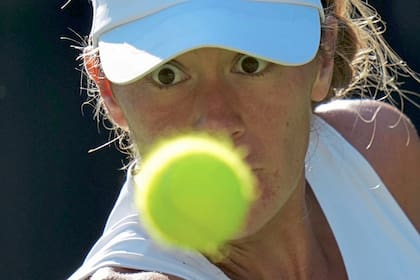 La mirada fija en el objetivo: Solana Sierra venció a la británica Katie Boulter en la segunda ronda de Wimbledon