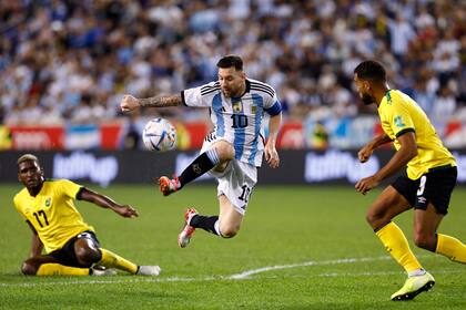La mirada fija en la pelota y pura plasticidad: Lionel Messi, autor de dos goles, en acción frente a Jamaica en el amistoso disputado en Nueva Jersey