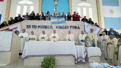 La misa encabezada por monseñor Oscar Ojea, presidente del Episcopado, en el santuario de la Virgen de Caacupé y San Blas, en Ciudad Evita 