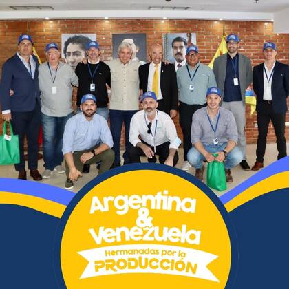 La misión argentina en Venezuela, luciendo el merchandizing de ocasión