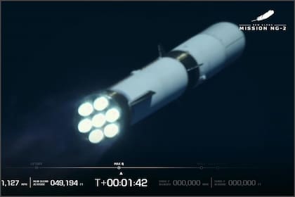 La misión que lanzó Jeff Bezos a Marte se desprendió de su primera etapa con éxito en el Atlántico, lo que marcó una hazaña en la carrera con Elon Musk