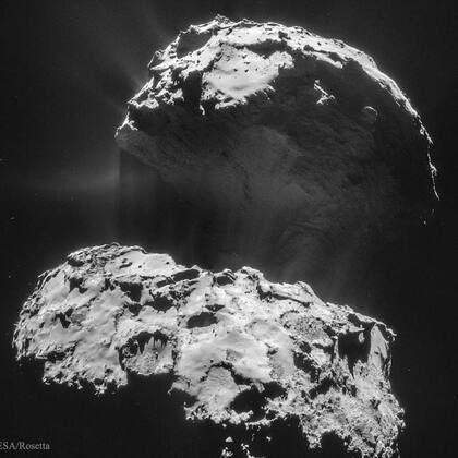 La misión Rosetta, enviada por la Agencia Espacial Europea, tomó imágenes del cometa 67P/Churiumov-Gerasimenko entre los años 2014 y 2016