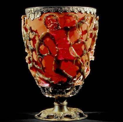La misma copa, de color rojo intenso.
