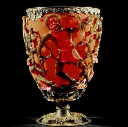 La misma copa, de color rojo intenso.