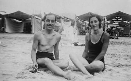 La misma pareja, pero él se bajó los breteles y posó en topless. El hombre contaba con la posibilidad de hacerlo, aunque en un principio esto fue muy resistido.