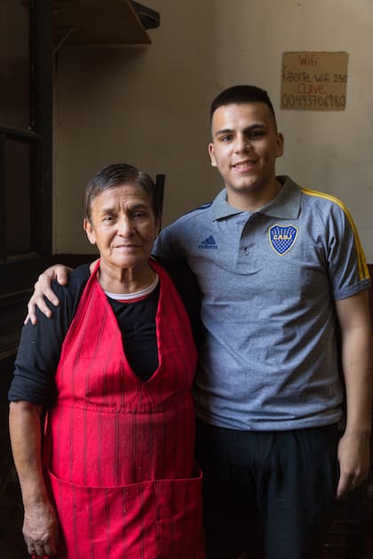 La mismísima tía Meche con su hijo, Rubén Mermabel.