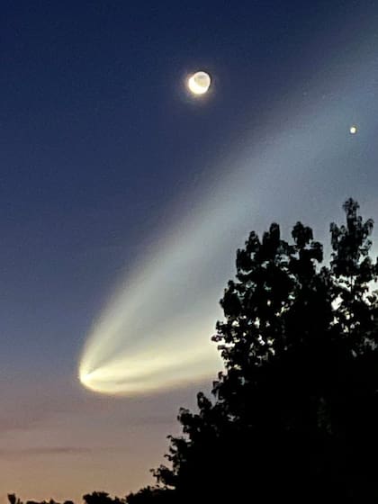La misteriosa luz fue el resultado del lanzamiento de un cohete Falcon 9 de SpaceX, que despegó desde Cabo Cañaveral, Florida (Imagen: X)