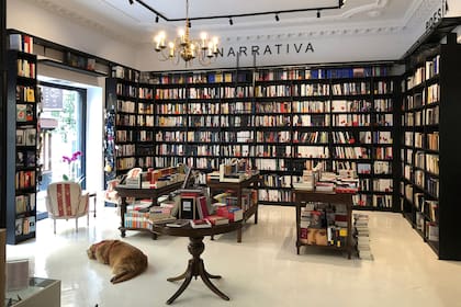 La Mistral, la librería de la escritora Andrea Stefanoni, está ubicada donde funcionaba el Teatro Arenal en Madrid, y sus dueños producen eventos de teatro, música, además de presentaciones y charlas con autores