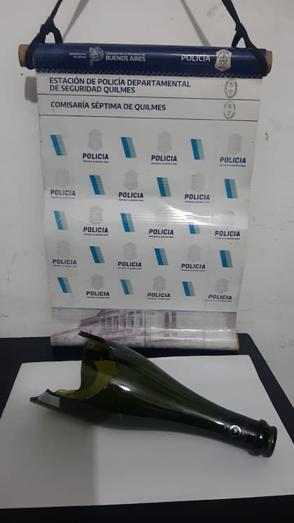 La mitad de la botella con la que Luján Rigoni le quitó la vida a Benjamín Molina. La pieza fue incautada en un allanamiento a la pripiedad en 127 y Pilcomayo, Bernal