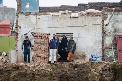 La mitad de la casa ancestral de seis habitaciones de Vishal Pandey fue demolida para ampliar un corredor de peregrinos.