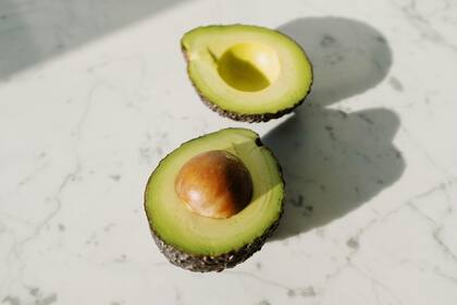 La mitad de la palta se sumerge en agua fría dentro de un recipiente cerrado y se guarda en la heladera. Es una solución práctica para uno o dos días y suele funcionar cuando el consumo es rápido