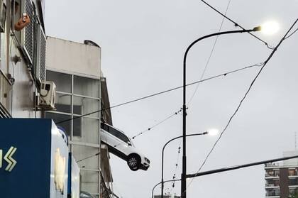 La mitad del vehículo quedó en el aire