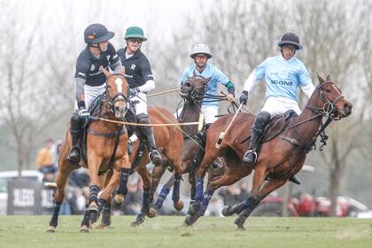 La mitad extranjera de Ellerstina en acción: el brasileño Rodrigo Ribeiro de Andrade y el sudafricano Du Plessis tuvieron un buen rendimiento defensivo; completan la escena Diego Cavanagh y Taranco.