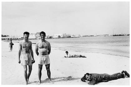 La mítica foto con Peter Orlovsky, Jack Kerouac (parados) y William Burroughs, acostado sobre la arena