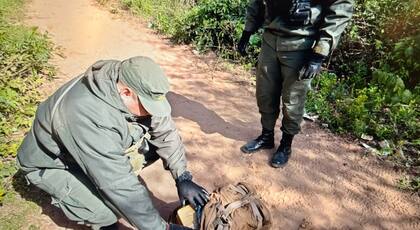 La mochila que arrojó el sospechoso antes de darse a la fuga.