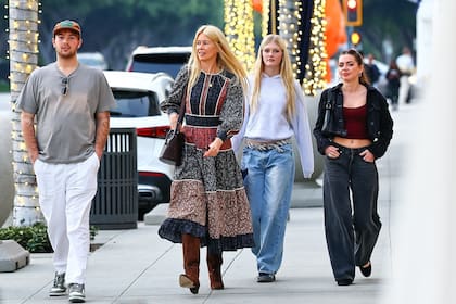 La modelo alemana Claudia Schiffer salió de compra por el barrio de Beverly Hills, Los Angeles, con sus hijos: Caspar Matthew De Vere Drummond y Clementine Poppy De Vere Drummond. El trío lucía feliz mientras adelantaba los regalos navideños
