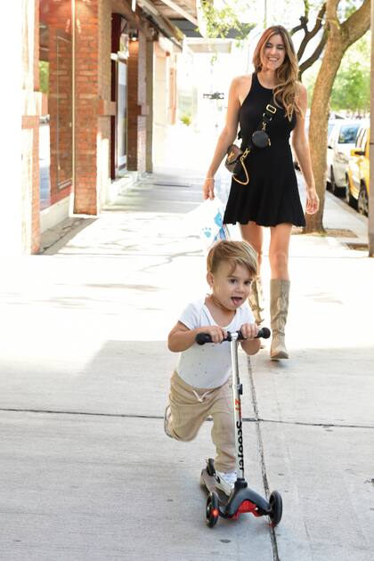 La modelo alienta a su heredero en sus primeros pasos con el monopatín.
