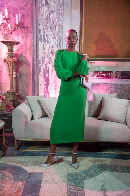 La modelo Angela Belkys deslumbró con un vestido verde que completó con zapatos y clutch plateado.