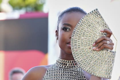 La modelo angoleña Maria Borges impactó con su belleza en la red carpet