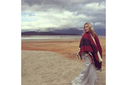 La modelo Anja Rubik, posando con el dress code gauchesco