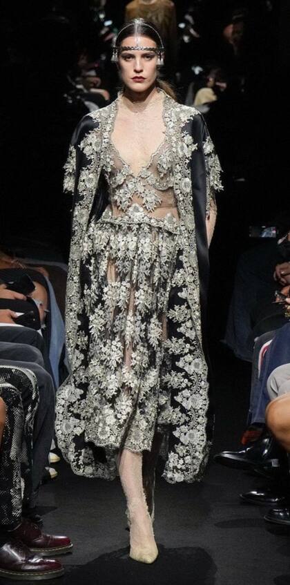 La modelo argentina Denise Ascuet en el desfile de Alta Costura de Jean Paul Gaultier FW 23 24