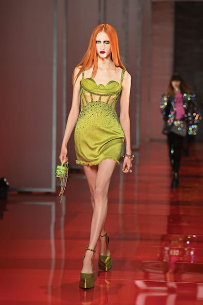 La modelo argentina en el Fashion Week de Milán. "Mi primer desfile para Versace. Estoy tan feliz", escribió en sus redes sociales.