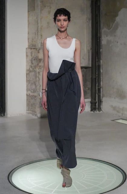 La modelo argentina Flor Mayer en el desfile de la japonesa Mame Kurogouchi