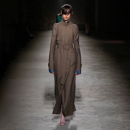 La modelo argentina Justina Ageitos en la pasarela de Dris van Noten