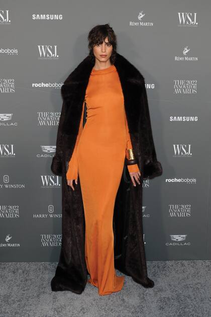 La modelo argentina Mica Argañaraz impactó con un vestido tubo largo y abrigo de Saint Laurent.