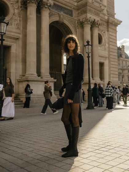 La modelo argentina Mica Argañaraz, quien fuera musa de Karl Lagerfeld, se lució en los desfiles de Louis Vuitton y Dior